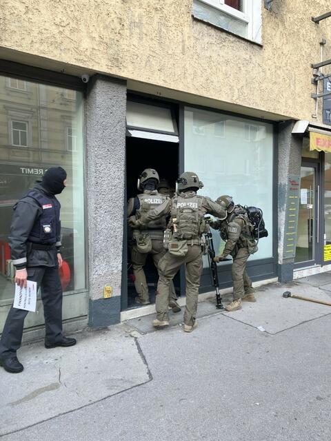 Die Beamten der Cobra stürmten ein getarntes Lokal. | Foto: Bundesministerium für Finanzen, Pressestelle