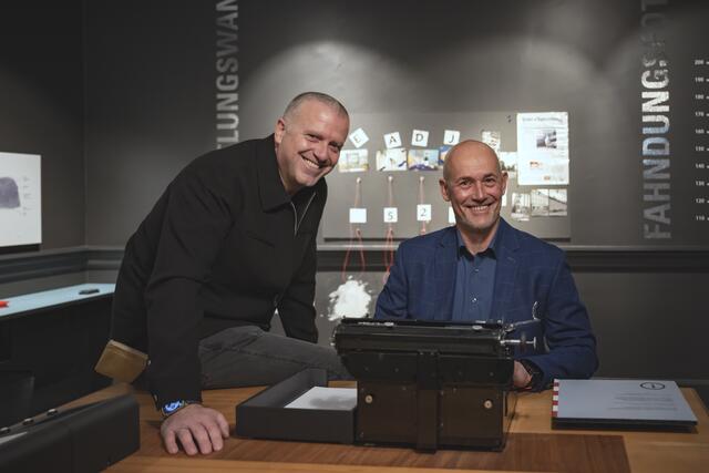 Krimiautour Bernhard Aichner und Molekularbiologe Walther Parson  | Foto: Audiversum/Berger