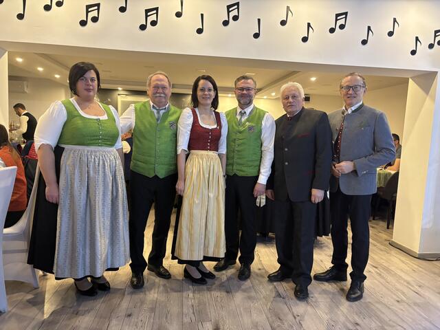 Musikverein Heiligenkreuz lud ein: Obmann-Stellvertreterin Michaela Kurta, Bürgermeister Edi Zach, Bezirksobfrau Stephanie Klein, Obmann Bernd Gibiser, Vizebürgermeister Georg Pataki, Landes-Obmann Peter Reichstädter (v.l.).  | Foto: Elisabeth Kloiber