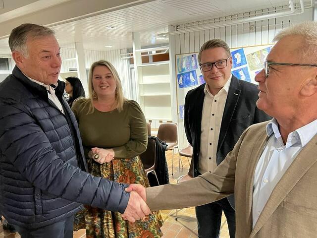 Viele Glückwünsche für den neuen Bürgermeister | Foto: Cescutti