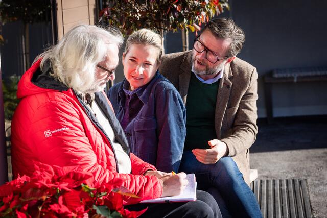 MeinBezirk Redakteur Markus Hackl mit Helga und Peter Lindmoser an einem "Sonnenplatzl" vor dem Montestyria. | Foto: Fred Lindmoser