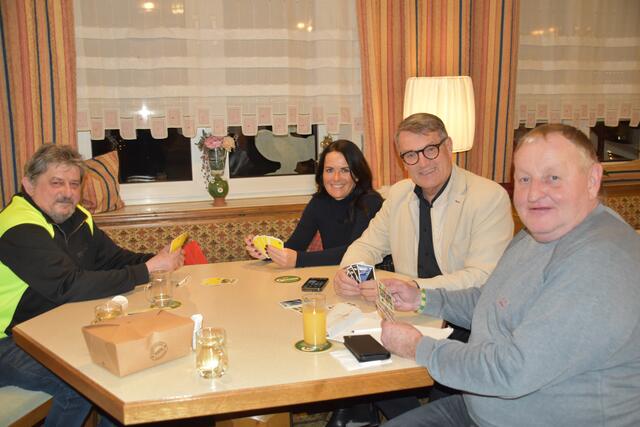 Beim SV Großpetersdorf wurde Karten gespielt: Obmannstellvertreter Erich Kovacs, Doris Kollar-Lackner, Präsident Alfred Kollar und Harald Winter | Foto: Michael Strini