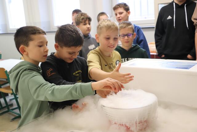 Ein Experiment mit Trockeneis versetzte die Kinder in Staunen. | Foto: Edith Ertl