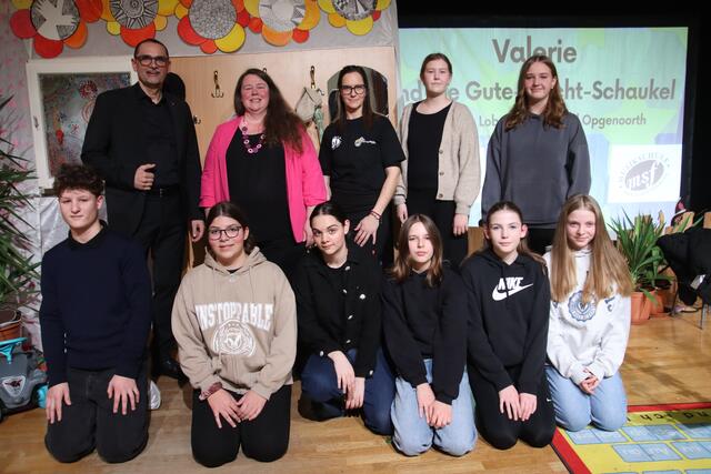 Junge Künstler mit dem Team Karl Hermann, Regina Halbedl und Veronika Bauernhofer (h.v.l.). | Foto: Mein Bezirk