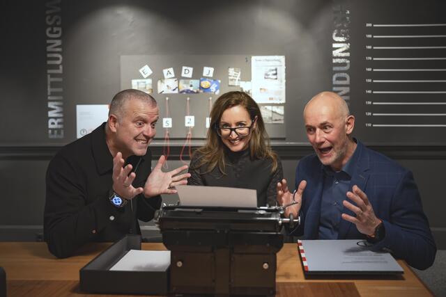 Krimiautour Bernhard Aichner und Molekularbiologe Walther Parson mit Julia Sparber-Ablinger  | Foto: Audiversum/Berger