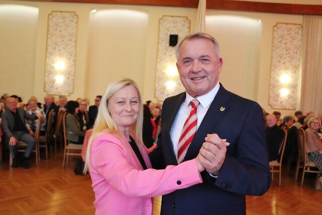 Mit einem verstauchten Bein konnte Sandra Goldberg nicht tanzen. So eröffneten den Ball Bgm. Manfred Komericky und Bea Weichhart zum Walzer "Tulpen aus Amsterdam" | Foto: Edith Ertl