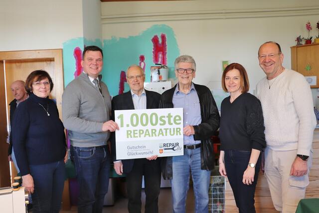 Das Repaircafe Hitzendorf/St. Bartholomä feierte die 1.000 Reparatur. Franz Wenzl und Hans Zorn (Bildmitte) mit Vzbgm. Monika Hubmann, Bgm. Thomas Gschier, LR Simone Schmiedtbauer und Bgm. Josef Birnstingl. | Foto: Edith Ertl