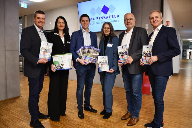 SQM Daniel Baumann (3.v.l.) mit dem HTL-Schulleitungsteam | Foto: HTL Pinkafeld