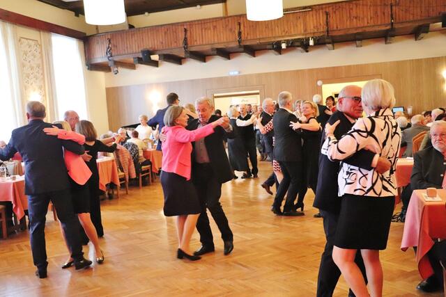 Beim Pensionistenball in Kalsdorf legte die ältere Generation eine flotte Sohle aufs Parkett. | Foto: Edith Ertl