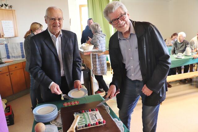 Franz Wenzl und Hans Zorn beim Anschneiden der Jubiläumstorte. | Foto: Edith Ertl
