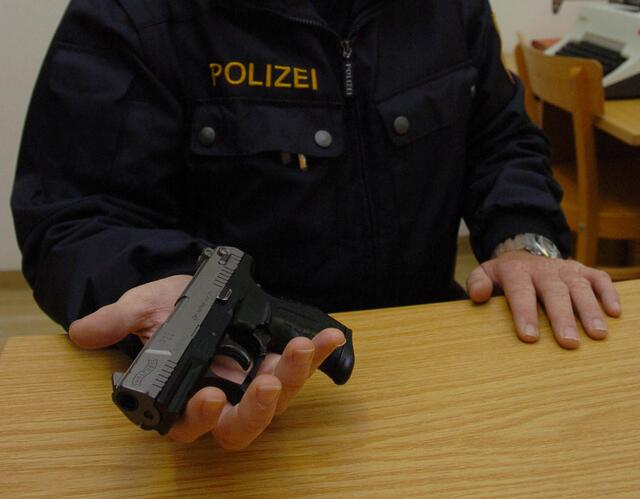 Die Schreckschusswaffe wurde von der Polizei Kufstein sichergestellt. (Symbolbild) | Foto: ZOOM.TIROL