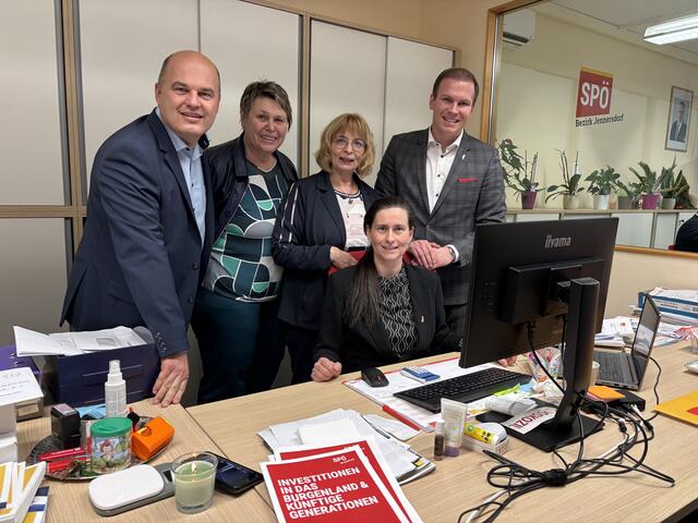 Die SPÖ-Kandidaten Mario Trinkl, Andrea Reichl, Claudia Supper und Fabio Halb beobachten gemeinsam das Jennersdorfer-Bezirks-Ergebnis mit SPÖ-Bezirksgeschäftsführerin Beate Decker.  | Foto: Elisabeth Kloiber