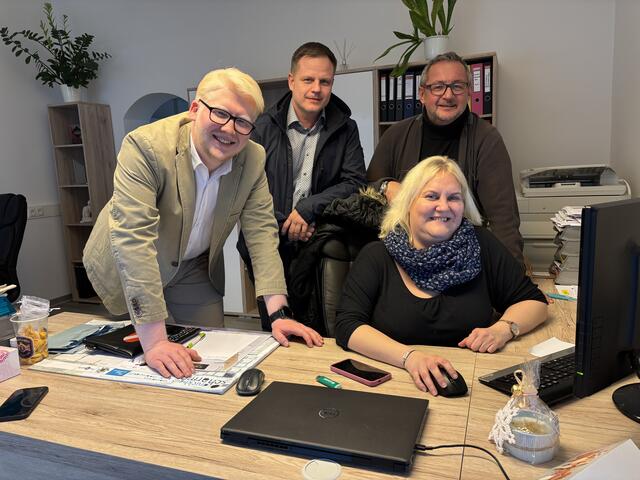 Kurz vor der ersten Hochrechnung herrschte bei den Jennersdorfer ÖVP-Kandidaten Jens Willgruber, Philipp Kohl, Josef Kropf und Eva Winkler Zweckoptimismus.  | Foto: Elisabeth Kloiber