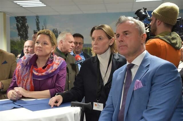 Kurz vor der ersten Hochrechnung im Lager der FPÖ im Burgenland.  | Foto: Stefan Schneider