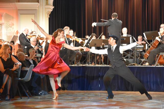 Kristina Gruber und Danilo Campisi tanzen die Eröffnung vom Ball Royale 2025 mit dem Motto "Bella Italia". | Foto: Preineder