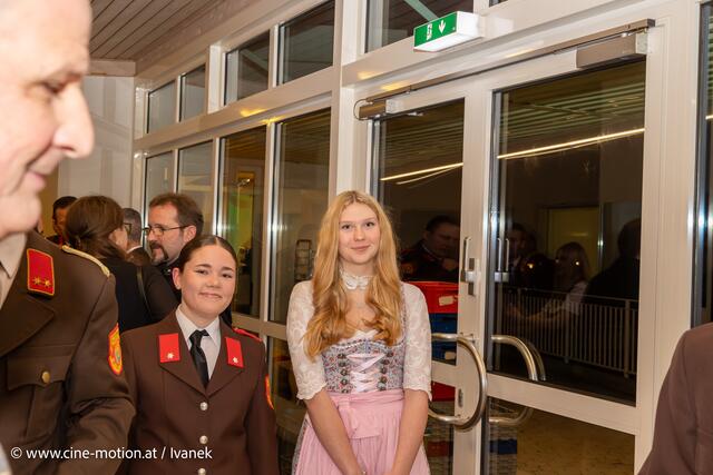 Beim Kommen empfingen diese beiden Damen freundlichen die Gäste. | Foto: www.cine-motion.at / Ivanek