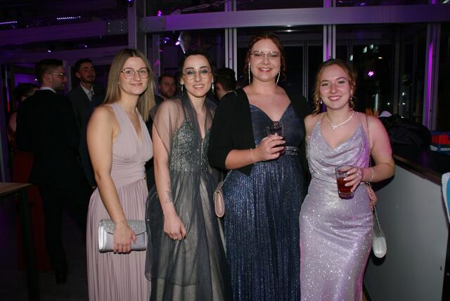 Die festlichen Abendroben der Damen boten ein festliches Bild. | Foto: Anna Kaufmann