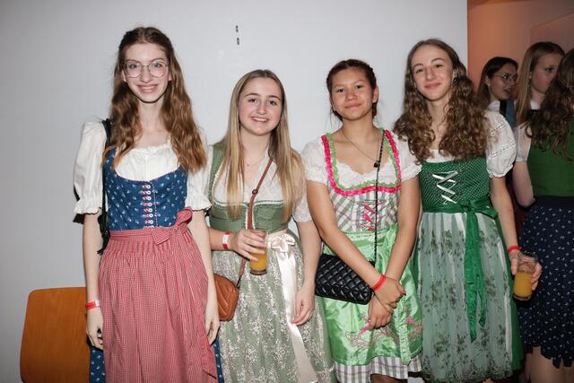 Rosa, Juliane, Anna und Sophia besuchten den Ball. | Foto: Sona Hasoyan