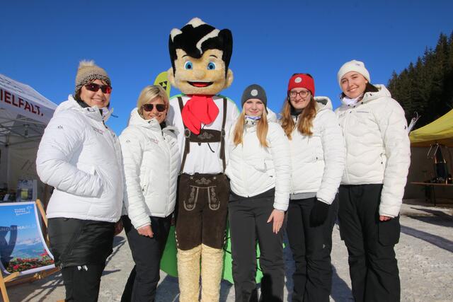 Maskottchen "Karwendolin" mit TVB Power-Team Helga, Alexandra, Elena, Sabrina und Julia.