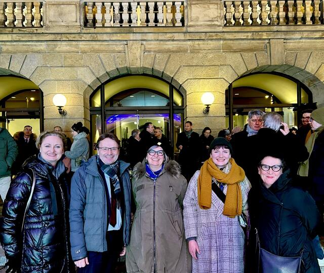 Kulturhauptstadt Europas 2024 Salzkammergut Bad Ischl besucht Kulturhauptstadt 2025 Chemnitz (vlnr):
Manuela Reichert (kaufmännische Leiterin), Europaabgeordneter Hannes Heide (Aufsichtsratsvorsitzender), Bettina Bayr-Gschiel und Christina Jaritsch vom Team 2024 sowie Elisabeth Schweeger (künstlerische Leiterin) vor dem Opernhaus Chemnitz, dessen Intendant Richard Anton Tauber war und wo sein Sohn, der Tenor Richard Tauber, debütierte. | Foto: Heide