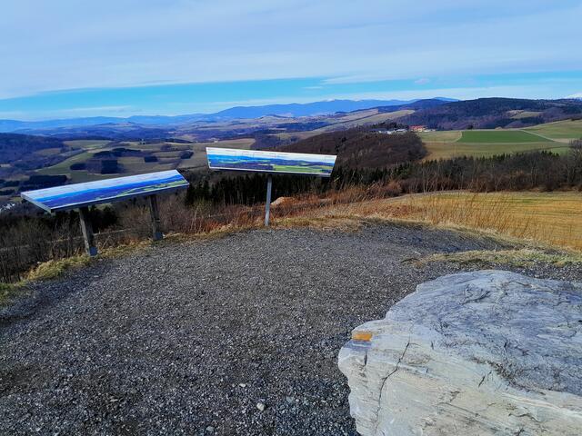 Ein Blick vom  Gugelhupf - "Wanderfee" Michaela Gold bereicherte MeinBezirk auch 2024 mit ihren vielen Wanderbeiträgen. | Foto: Michaela Gold