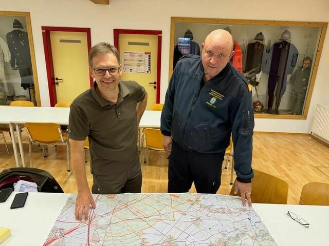 Erörterten interessante Details zur Waldbrandbekämpfung: Georg Heinz und Karl-Heinz Greiner. | Foto: FB noe122.at