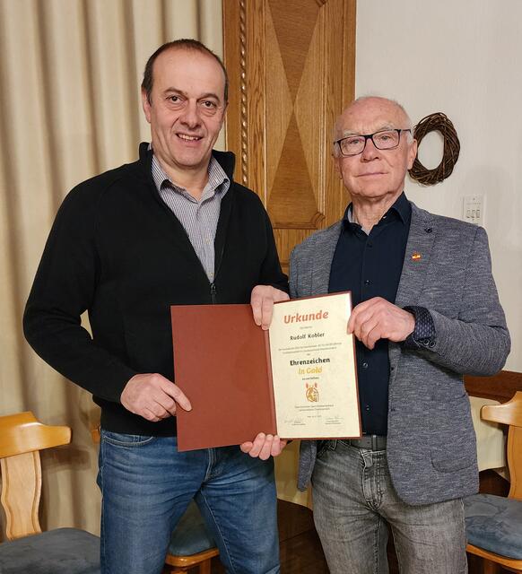 Rudolf Kobler (Union Lochen) wurde beim Verbandstag des OÖGV mit dem Goldenen Ehrenzeichen ausgezeichnet.

Foto: Siegfried Steinmeir 