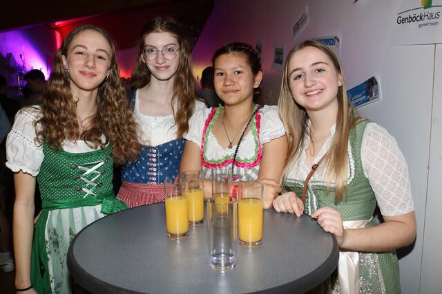 Sophia, Rosa, Anna und Juliane beim Trachtenball in Haag. | Foto: Sona Hasoyan