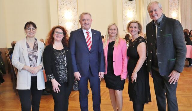 Bgm. Manfred Komericky (Bildmitte) mit den Organisatoren des Pensionistenballs: GR Fabienne Hatzl, GR Sandra Goldberg, Bea Weichhart von der Gemeinde, GR Sabine Jakubzig und GR Karl Kauc (nicht im Bild: Monika Dunkl) | Foto: Edith Ertl