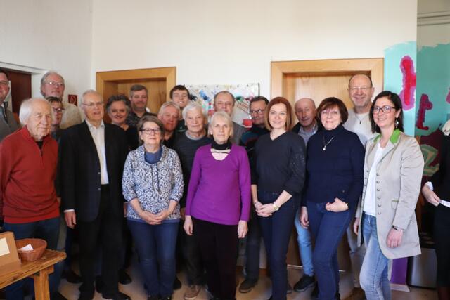 Ehrenamtliche und ihre Gratulanten. Die Ehrenamtlichen im Repaircafe arbeiten unentgeltlich. Allfällige Spenden werden für den Ankauf von Werkzeug verwendet und einmal im Jahr für ein gemeinsames Mittagessen. LR Simone Schmiedtbauer lud spontan die Ehrenamtlichen zu einem zweiten kostenlosen Mittagessen in 2025 ein.  Die Landesrätin dankte den Ehrenamtlichen für ihr Engagement. | Foto: Edith Ertl
