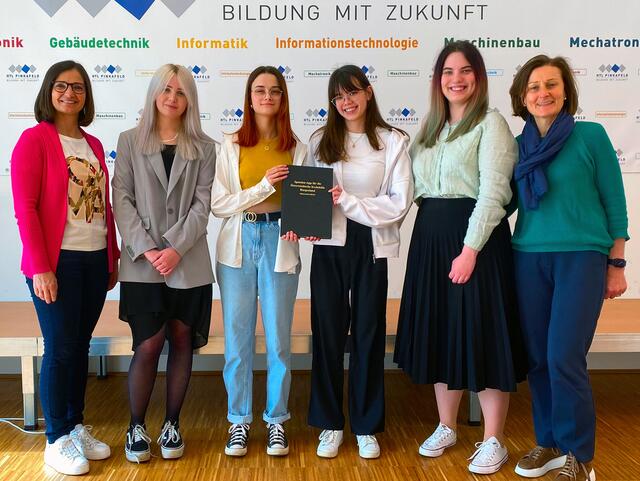 Maria Zachs (Assistentin der Geschäftsführung), Nicole C. Prettenhofer, Stephanie Höber, Natalia N. Pinto-Buday, Anna V. Gruber und Mag. Andrea Konrath (Geschäftsführerin, Psychoonkologin) 
bei der Übergabe der Diplomarbeit (v.l.)
 | Foto: HTL Pinkafeld