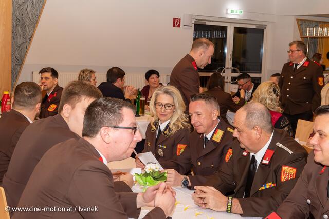 Ein Feuerwehrmänner und -frauen Tisch mit Nina Perner, Andreas Perner und Peter Hörner aus Leopoldsdorf. | Foto: www.cine-motion.at / Ivanek