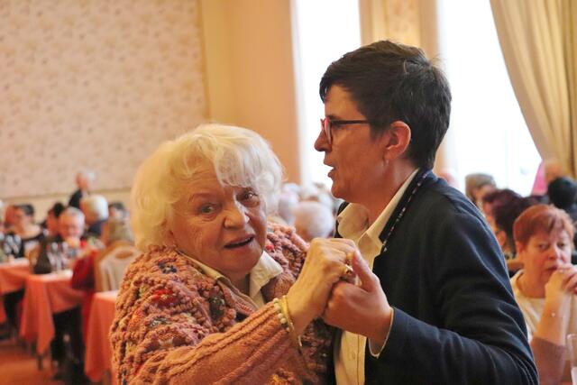 Beate Fank-Strohmeier ist Freizeitgestalterin im Pflegewohnhaus Kalsdorf. Sie kam mit sechs Bewohnerinnen, von denen einige mit ihr ein Tänzchen wagten.  | Foto: Edith Ertl