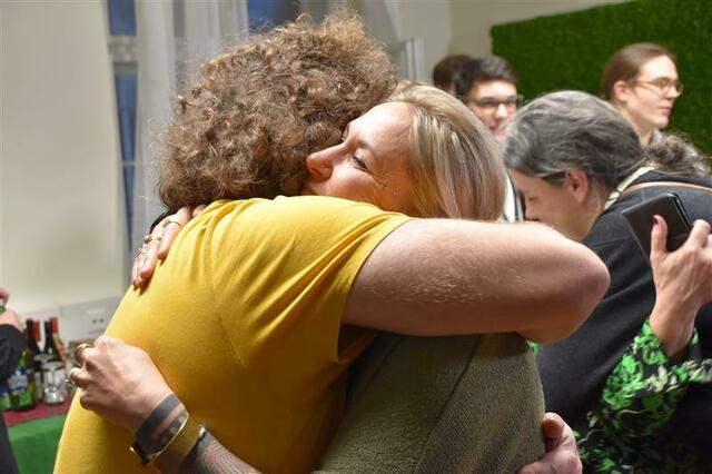Große Emotionen im Lager der Grünen nach der ersten Hochrechnung.  | Foto: Stefan Schneider