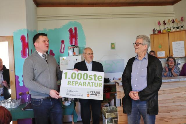 Hitzendorfs Bgm. Thomas Gschier gratulierte dem Gewinner der 1.000 Reparatur Hans Zorn. "Die Gemeinde kann nur die Rahmenbedingungen, die Struktur schaffen, das Leben kommt von den Leuten", sagte der Ortschef und dankte Franz Wenzl und seinem Team für das ehrenamtliche Engagement. | Foto: Edith Ertl