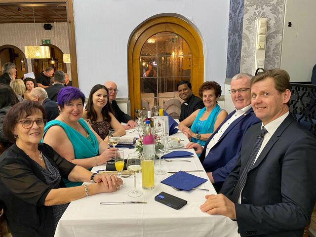 Man traf sich in bester Feier-Laune