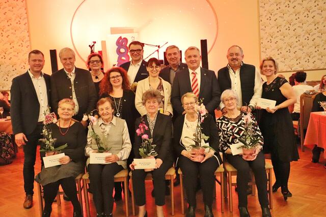 Wertvolle Sachpreise gab es für fünf Damen (im Bild) und fünf Herren.  | Foto: Edith Ertl