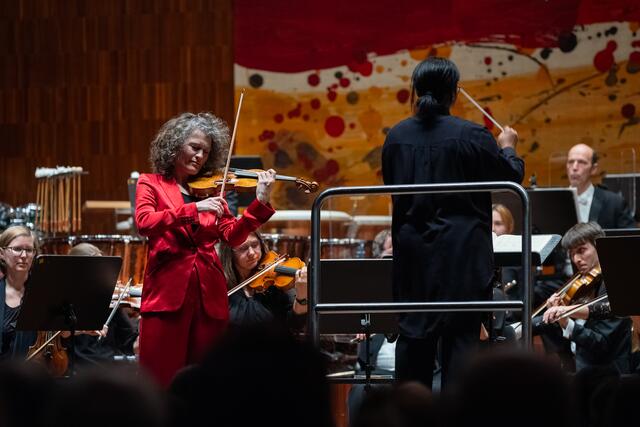 Innig wie aufwühlend emotional: Konzertmeisterin Annedore Oberborbeck brilliert mit Max Bruchs erstem Violinkonzert beim 3. Symphoniekonzert des TSOI. | Foto: Chó