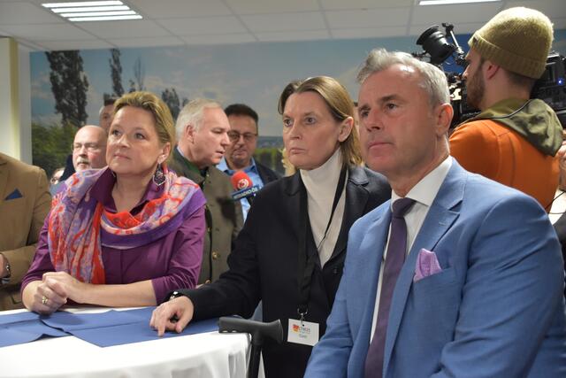 Kurz vor der ersten Hochrechnung im Lager der FPÖ im Burgenland.  | Foto: Stefan Schneider