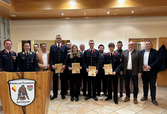 Im Beisein der Ehrengäste wurden bei der 137. Jahreshauptversammlung der Freiwilligen Feuerwehr Gattersdorf auch wieder Beförderungen und Ehrungen überreicht. | Foto: FF Gattersdorf