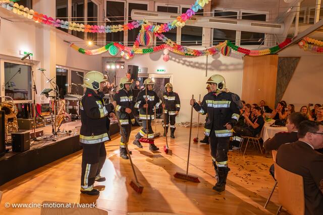 Voll adjustierte Feuerwehrmänner, die sich bis auf die Unterhose entkleideten. | Foto: www.cine-motion.at / Ivanek
