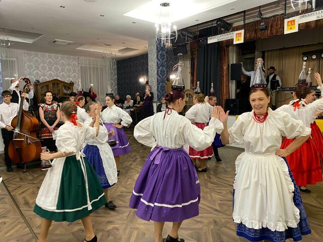 Eröffnung mit schwungvoller Folklore
