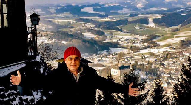 Blick von der Brandstetterkogl-Hütte (NÖ) auf die Stadt Grein wieder möglich. Bäume gefällt.  | Foto: Robert Zinterhof