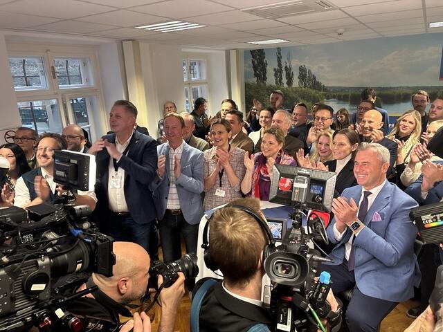 Jubel bei der FPÖ Burgenland nach erster Hochrechnung. Sie verzeichnen ein Plus von 13 Prozentpunkten. Im Bild zu sehen: NÖs Landesrätin Susanne Rosenkranz (Mitte). | Foto: Stefan Schneider