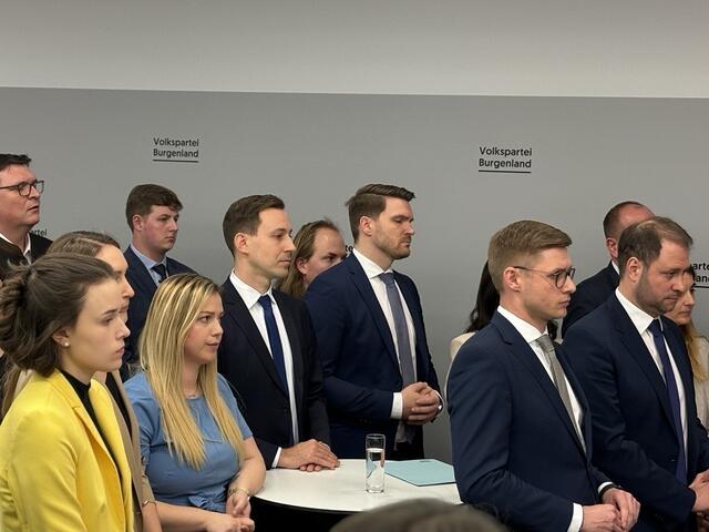 Patrik Fazekas und Chistian Sagartz tauschten bei der Ergebnisverkündung der ersten Hochrechnung lediglich einen kurzen Blick und einige Worte aus, ansonsten blieb es in der ÖVP Zentrale ungewöhnlich still. | Foto: Zehetbauer Lisa-Marie