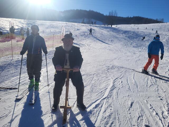 Auch sitzend die Piste bewältigt