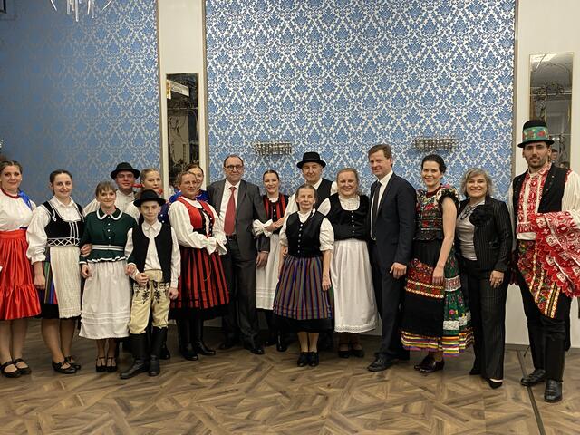 Bgm. Heisz und Vize-Bgm. Dominkovits gaben dem Ball die Ehre, der mit ungarischer Folklore eröffnet wurde.