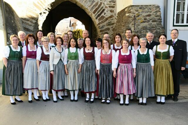 Die Chormitglieder zeigen sich in der Oberwölzer Tracht.  | Foto: Anita Galler