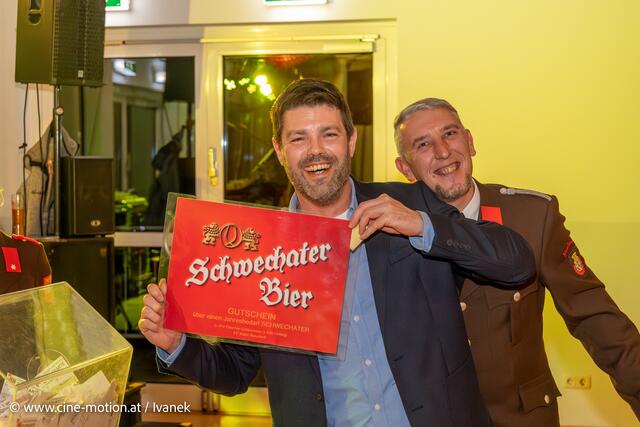 Ehrenobmann Rudi Gerstbauer mit einem Hauptgewinn. | Foto: www.cine-motion.at / Ivanek