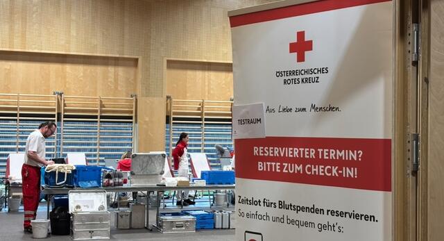 Die Turnhalle der Volksschule Sierndorf wurde kurzerhand in ein Blutspendezentrum umgewandelt. | Foto: Lisa Wurzinger / RegionalMedien Niederösterreich